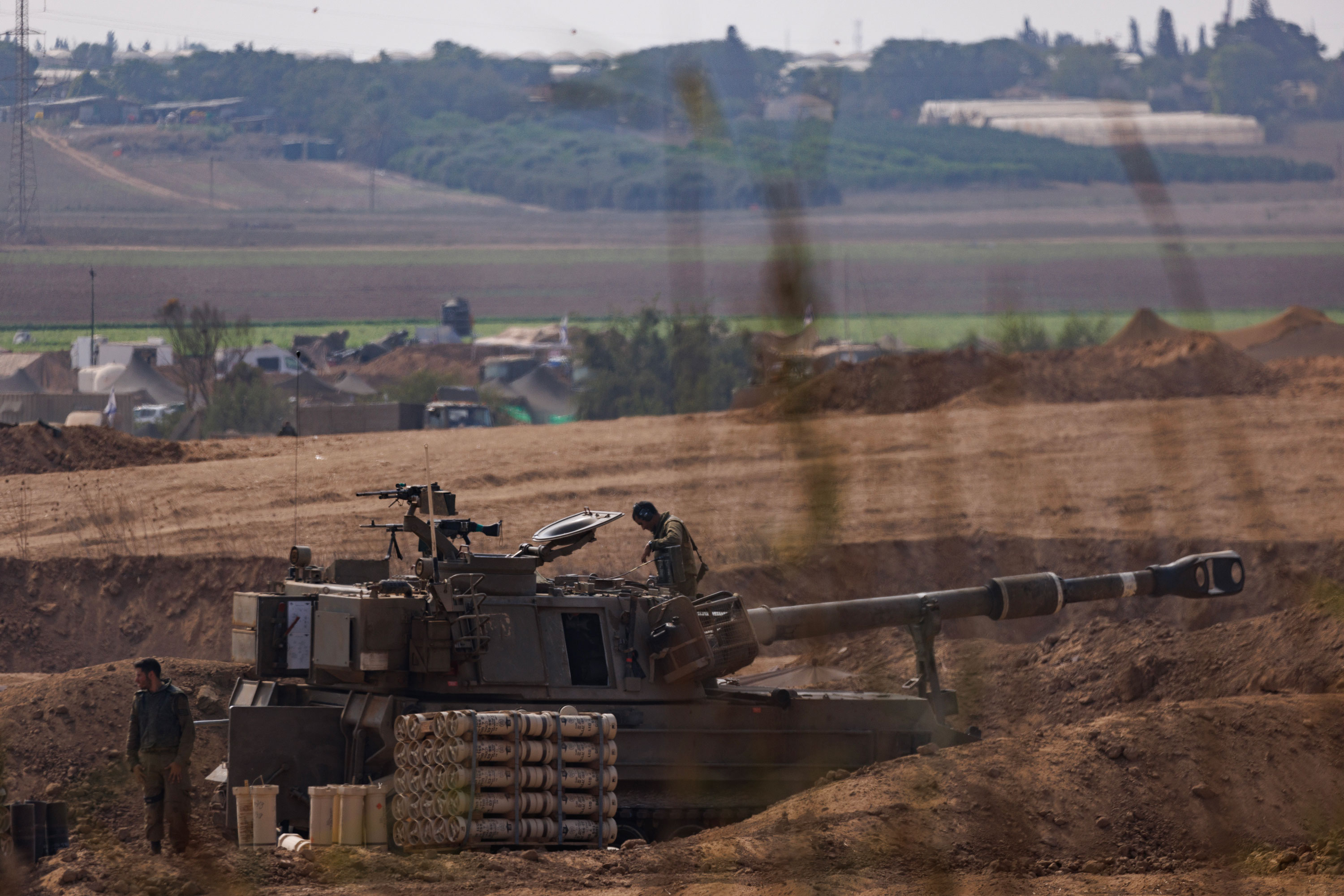 Tanques y tropas israelíes cerca de la frontera con Gaza el 28 de octubre en Sderot, Israel. (Dan Kitwood/Getty Images)