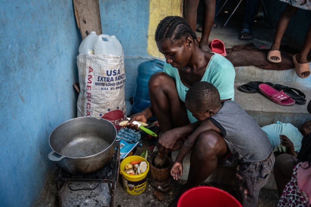 familia desplazada en haití