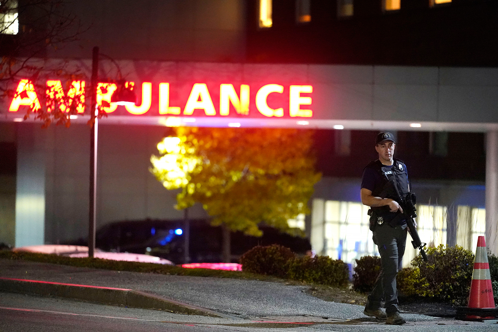 Un agente de la ley lleva un rifle afuera del Central Maine Medical Center durante una situación de atacante activo, en Lewiston, Maine, el 25 de octubre. (Crédito: Steven Senne/AP)