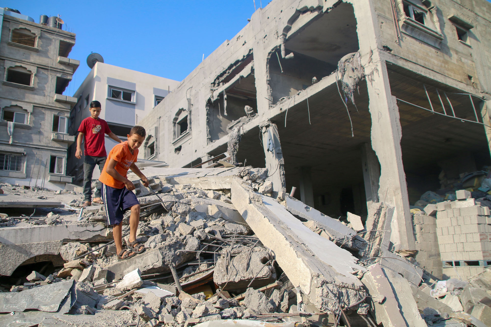 Niños palestinos inspeccionan los daños a sus hogares causados por los ataques aéreos israelíes el sábado. (Ahmad Hasaballah/Getty Images)