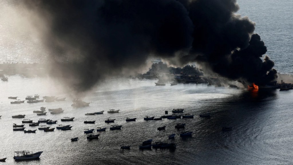 El humo se eleva tras los ataques israelíes contra el puerto marítimo de la ciudad de Gaza, en Gaza, el martes. (Crédito: Mohammed Salem/Reuters)