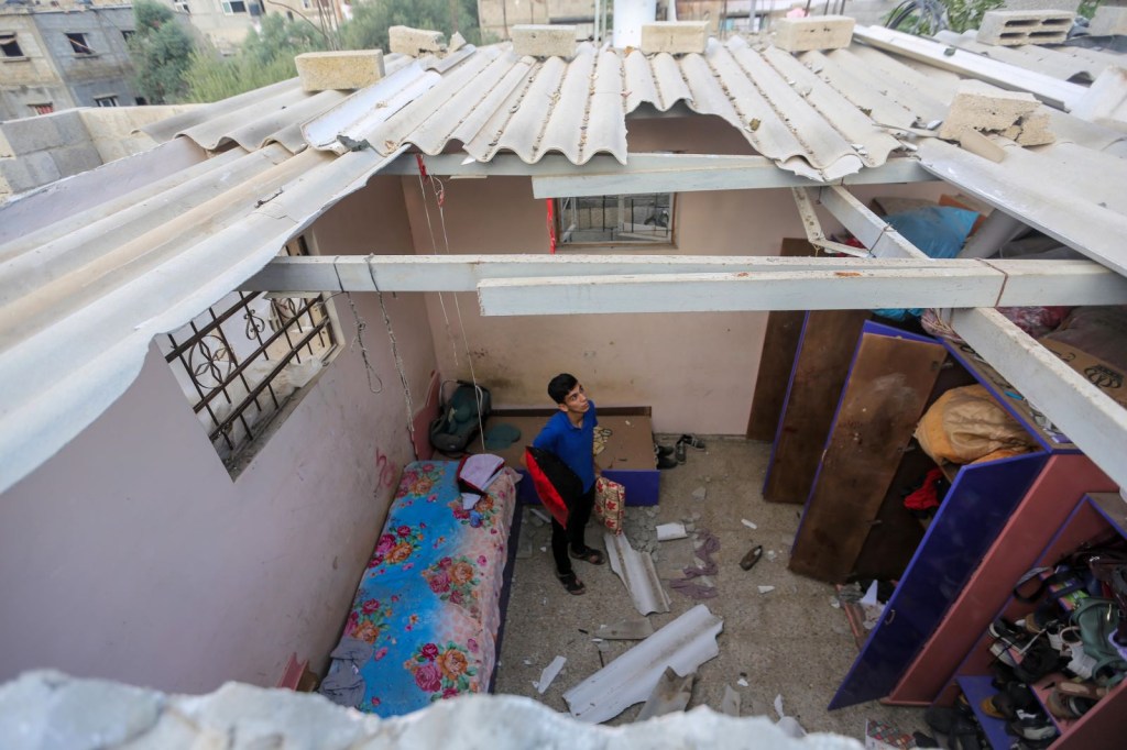La gente busca en los edificios que fueron destruidos durante los ataques aéreos israelíes en el sur de la Ciudad de Gaza el 28 de octubre de 2023 en Khan Yunis, Gaza. (Ahmad Hasaballah/Getty Images)