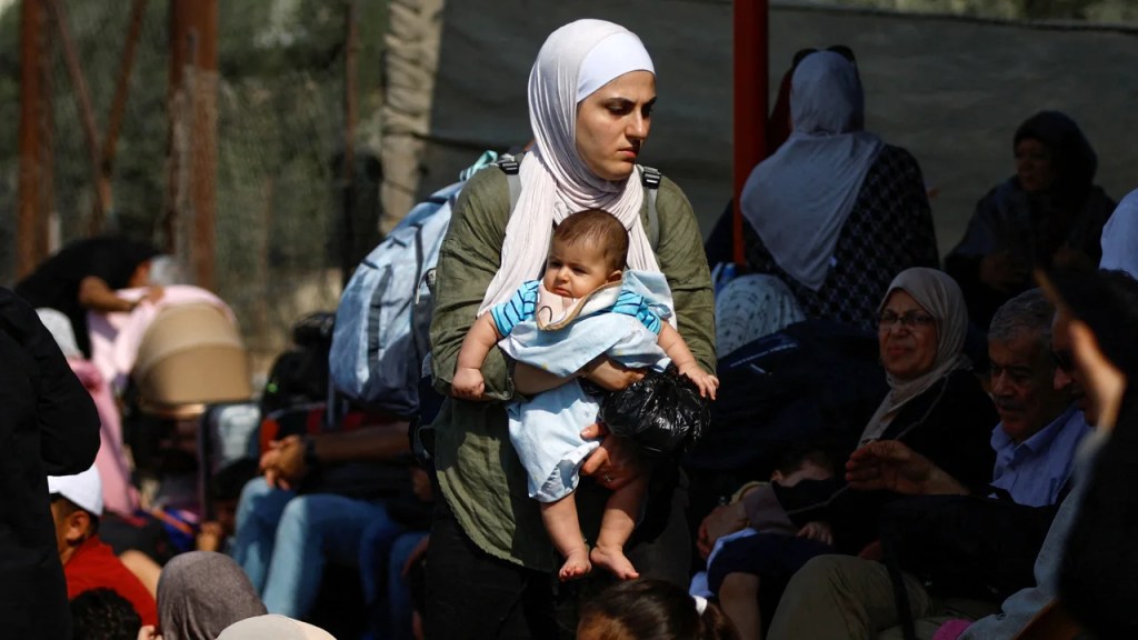 Palestinos con doble ciudadanía esperan frente al cruce fronterizo de Rafah con Egipto. (Ibraheem Abu Mustafa/Reuters)
