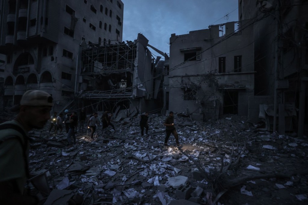 Palestinos inspeccionan los edificios dañados en Gaza después de los ataques aéreos de Israel este sábado. (Crédito: Ali Jadallah/Agencia Anadolu/Getty Images)
