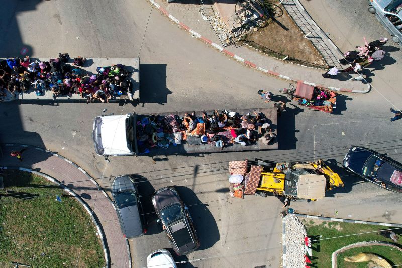 Palestinos huyen del norte de Gaza hacia el sur después de que el ejército israelí emitiera una advertencia de evacuación sin precedentes el viernes 13 de octubre de 2023. (Hatem Moussa/AP)