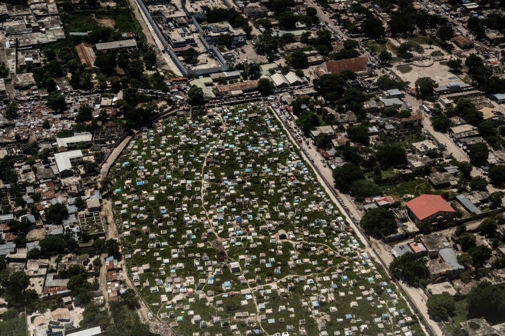 Esta fotografía aérea muestra un cementerio cerca del aeropuerto de Puerto Príncipe. (Crédito: Giles Clarke/Getty Images)
