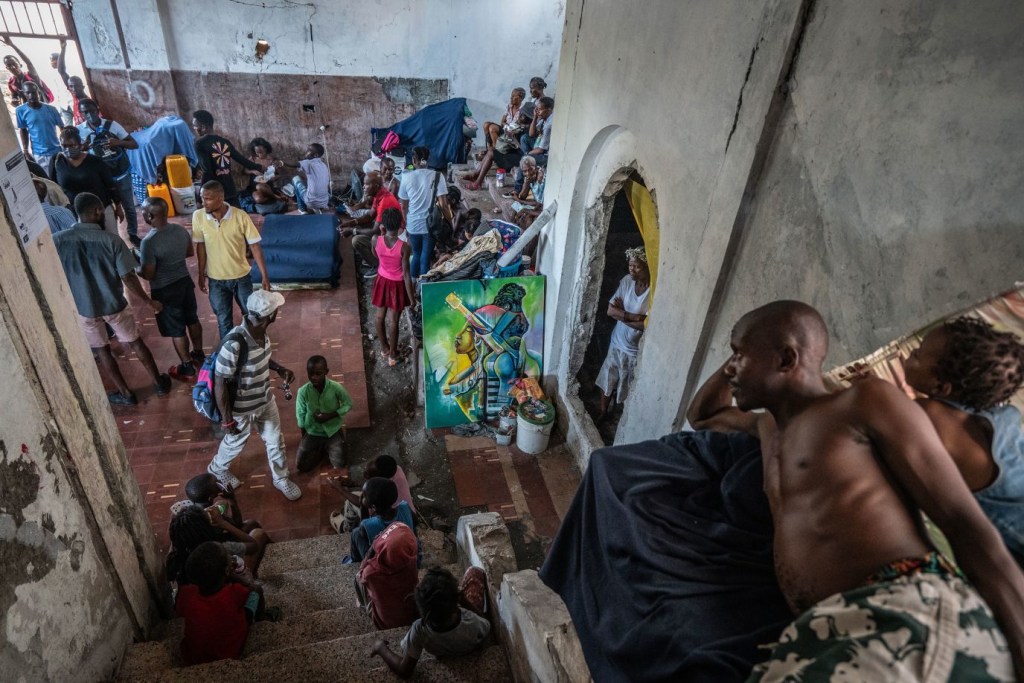 Los haitianos desplazados se refugian en el teatro Rex Medina en el centro de Puerto Príncipe. El antiguo teatro fue cerrado después del devastador terremoto que azotó el país en 2010, pero fue reabierto en agosto por un grupo de residentes locales que buscaban seguridad de las pandillas. (Crédito: Giles Clarke/Getty Images)
