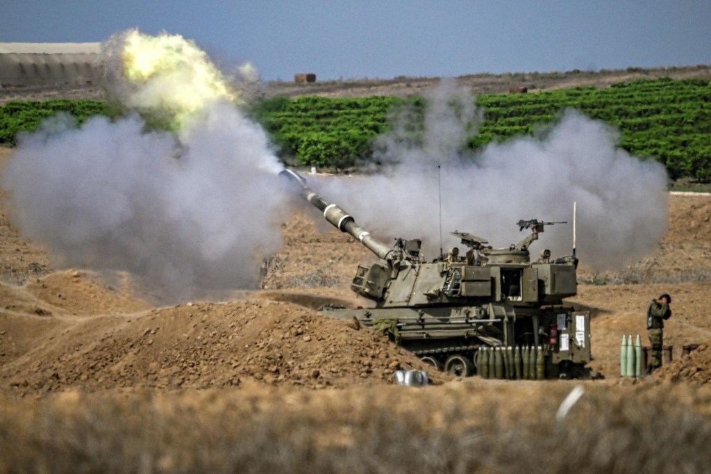 Una unidad de artillería israelí dispara hacia Gaza el 13 de octubre de 2023, mientras las batallas entre Israel y Hamas continúan por séptimo día consecutivo. (ARIS MESSINIS/AFP vía Getty Images)
