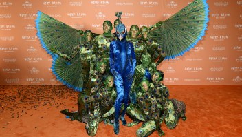 Heidi Klum llegó a su fiesta anual de Halloween como un pavo real de terciopelo gigantesco. (Noam Galai/Getty Images)