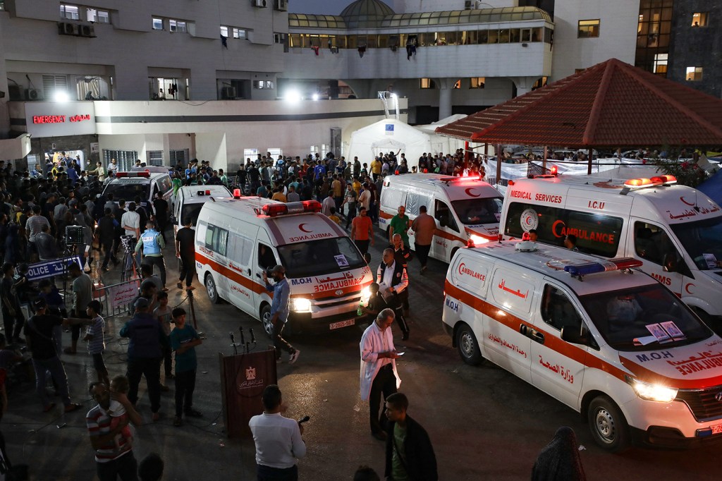 Se ven ambulancias en la entrada de la sala de emergencias del Hospital Al-Shifa en la ciudad de Gaza el 15 de octubre. (Dawood Nemer/AFP/Getty Images)