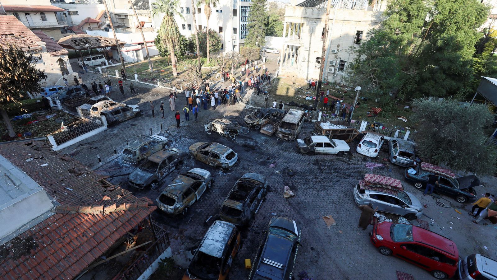 Una vista aérea muestra las secuelas de una explosión mortal que afectó al Hospital Bautista Al-Ahli en la ciudad de Gaza el martes 17 de octubre. (Mohammed Al-Masri/Reuters)