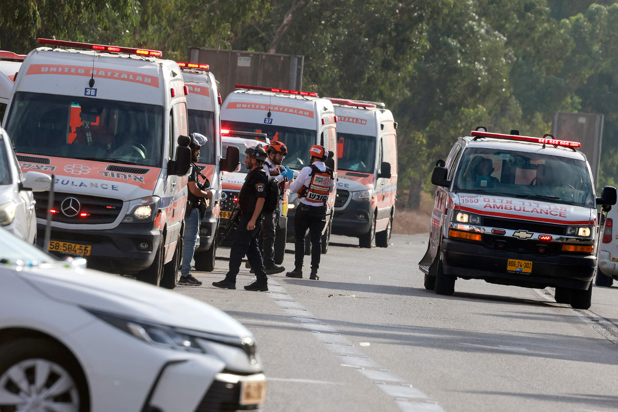 Los equipos de rescate israelíes esperan junto a las ambulancias estacionadas en las afueras de la ciudad sureña de Sderot, Israel, para evacuar a los heridos el 7 de octubre. (Menahem Kahana/AFP/Getty Images)