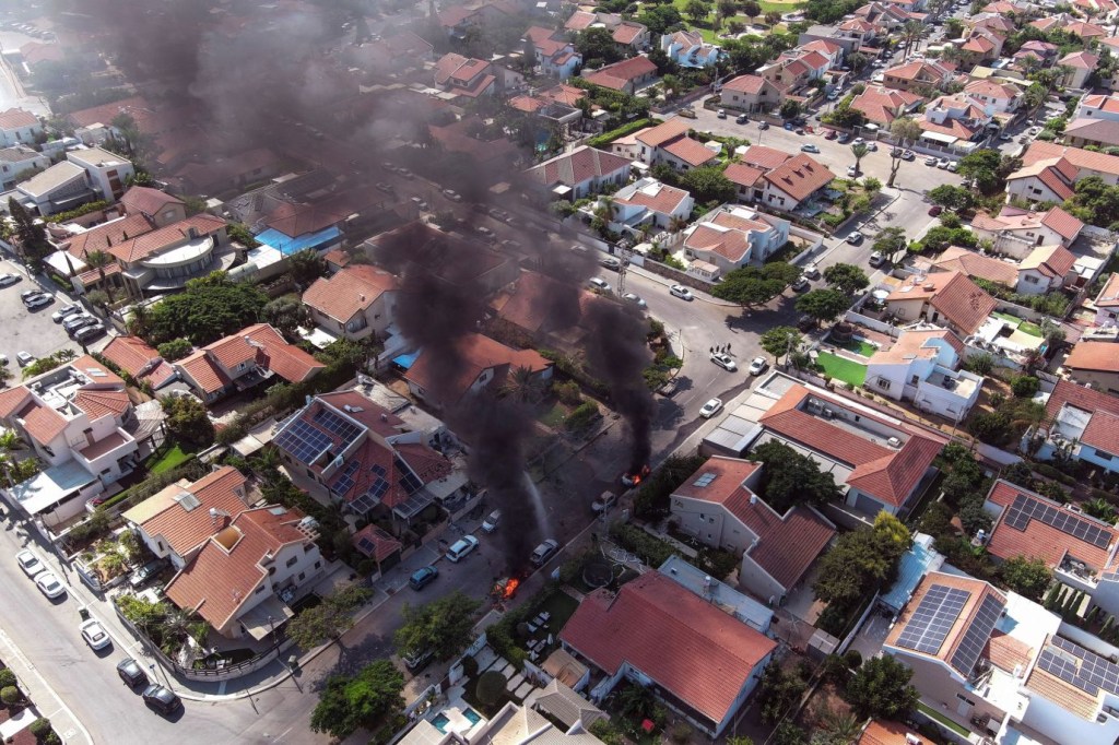 Vehículos en Ashkelon en llamas después de que se lanzaran cohetes desde Gaza. (Crédito: Ilan Rosenberg/Reuters)