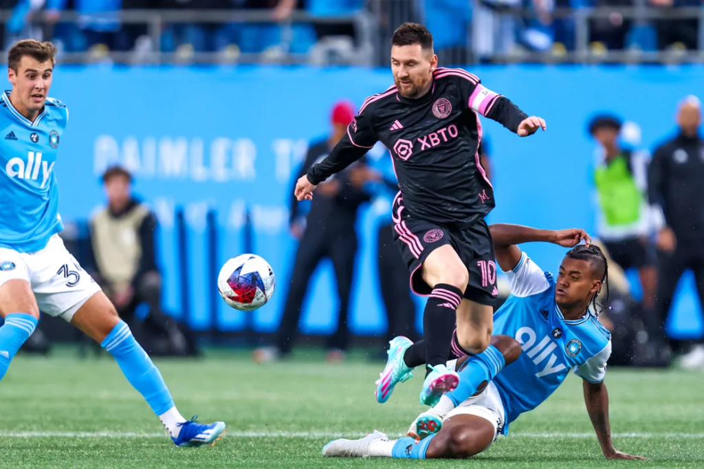 Lionel Messi en acción contra Charlotte FC. (Crédito: David Jensen/Icon Sportswire/Getty Images)