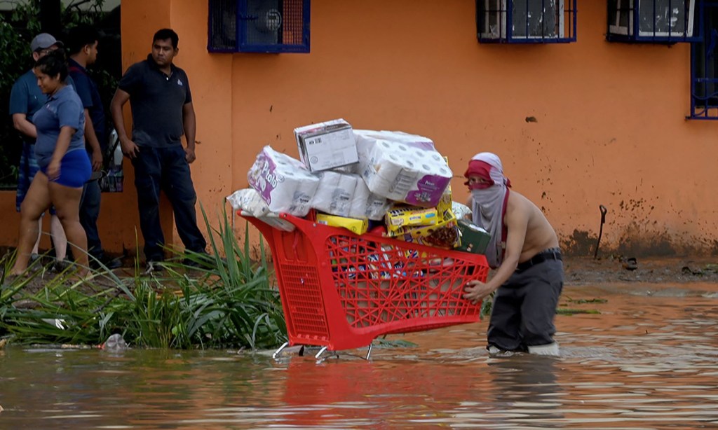 La población afectada por los daños causados ​​tras el paso del huracán Otis en Acapulco, Guerrero, México. ( FRANCISCO ROBLES/AFP via Getty Images)