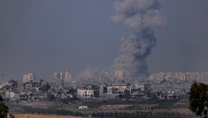 El humo surge de una explosión en Gaza el 28 de octubre de 2023, visto desde Sderot, Israel. (Foto de Dan Kitwood/Getty Images)