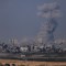 El humo surge de una explosión en Gaza el 28 de octubre de 2023, visto desde Sderot, Israel. (Foto de Dan Kitwood/Getty Images)