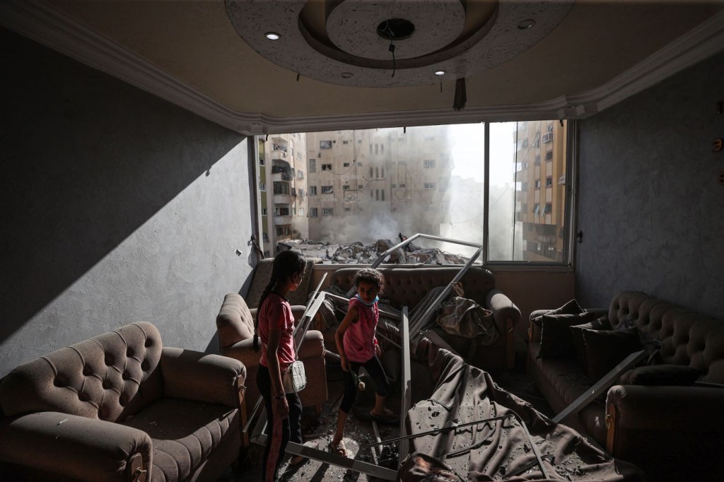 Niños en una casa dañada en Gaza después de los ataques aéreos de Israel del sábado. (Crédito: Mustafa Hassona/Agencia Anadolu/Getty Images)