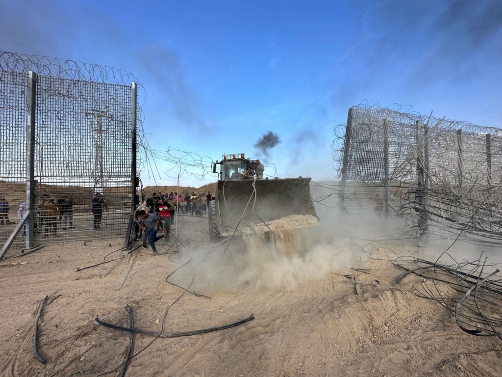 Palestinos irrumpen en el lado israelí de la frontera entre Israel y Gaza después de que hombres armados se infiltraran en partes del sur de Israel el sábado. (Crédito: Mohammed Fayq Abu Mostafa/Reuters)