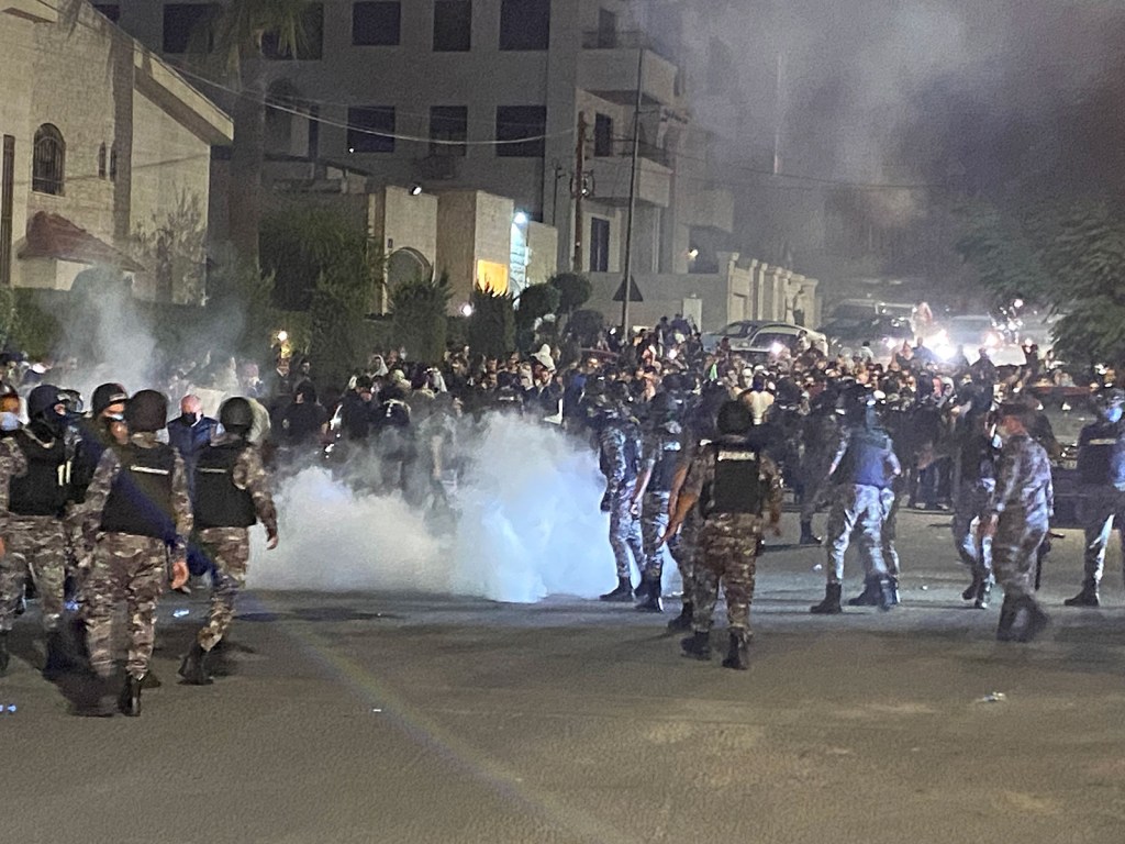 Las fuerzas de seguridad jordanas disparan gases lacrimógenos contra los manifestantes que intentan asaltar la embajada de Israel en la capital, Ammán, el martes 17 de octubre de 2023. (Mussa Hattar/AFP/Getty Images)