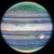 La cámara de infrarrojo cercano del telescopio espacial James Webb capturó una imagen de Júpiter en luz infrarroja. Las manchas y rayas blancas brillantes probablemente sean nubes de tormentas a gran altitud. Las auroras, que se muestran en rojo, se pueden ver alrededor de los polos. (NASA/ESA/CSA/STScI)