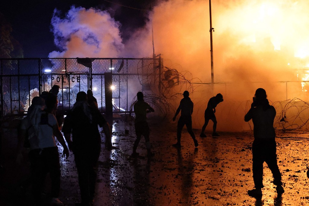 Los manifestantes chocan con las fuerzas de seguridad libanesas la madrugada del miércoles 18 de octubre de 2023, frente a la embajada de Estados Unidos en Awkar, Líbano. (José Eid/AFP/Getty Images)