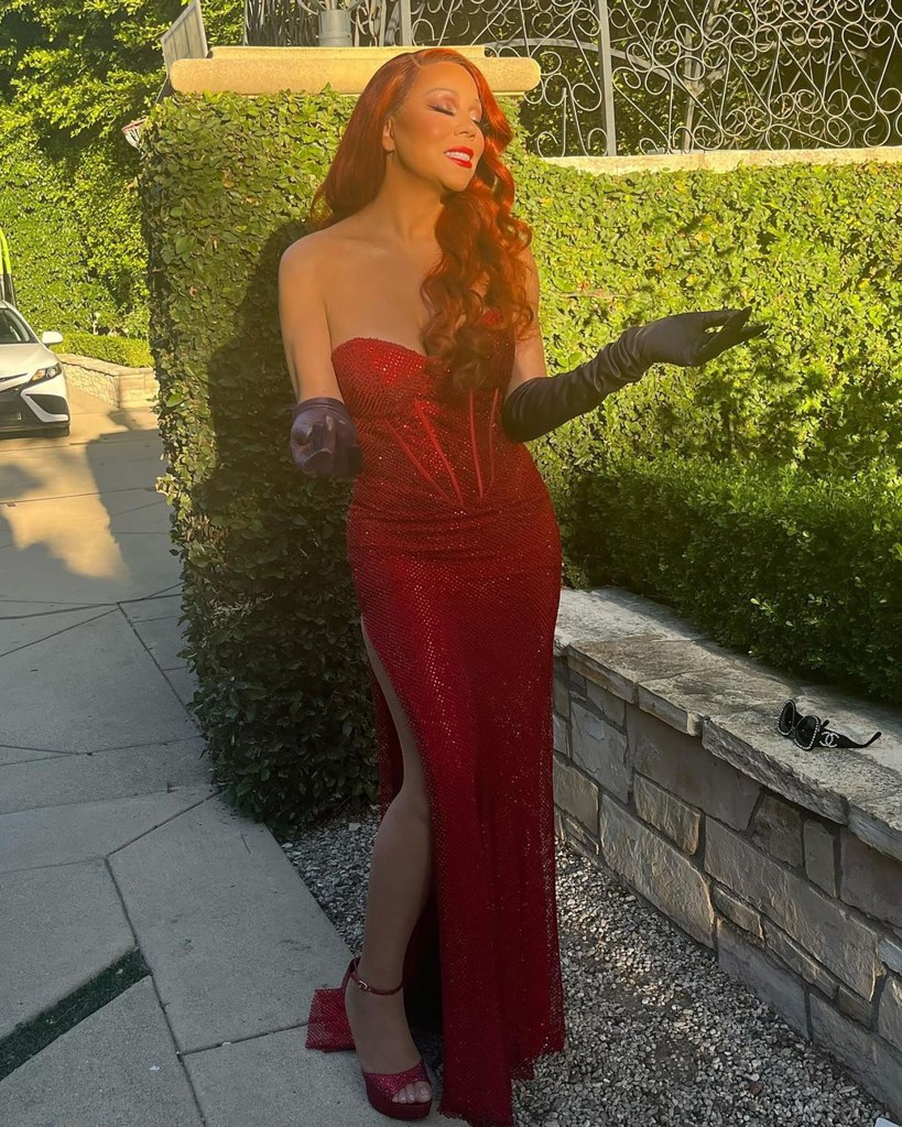 Mariah Carey vistió el sensual vestido rojo característico de Jessica Rabbit. 