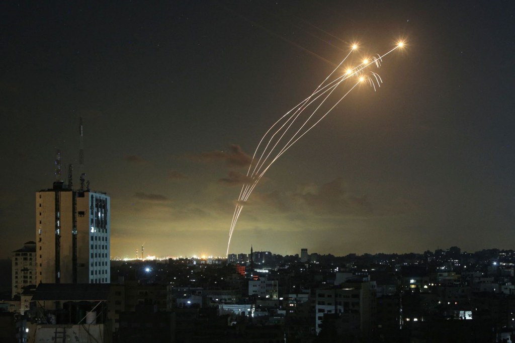 El sistema de defensa aérea Domo de Hierro de Israel intercepta cohetes lanzados desde Gaza el 11 de octubre de 2023. (Foto de BASHAR TALEB/AFP vía Getty Images)