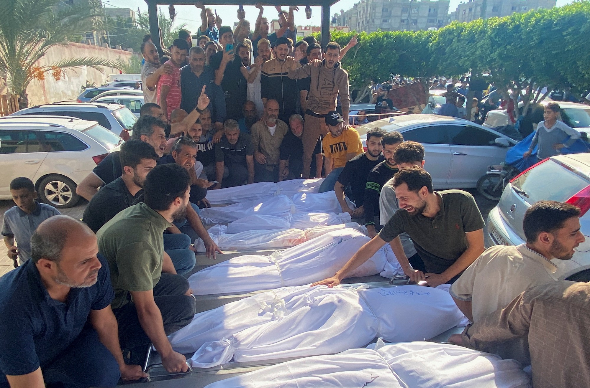 Funeral de los palestinos de la familia al-Agha, que murieron en ataques israelíes, en Khan Younis, en el sur de Gaza, este sábado. (Arafat Barbaj/Reuters)