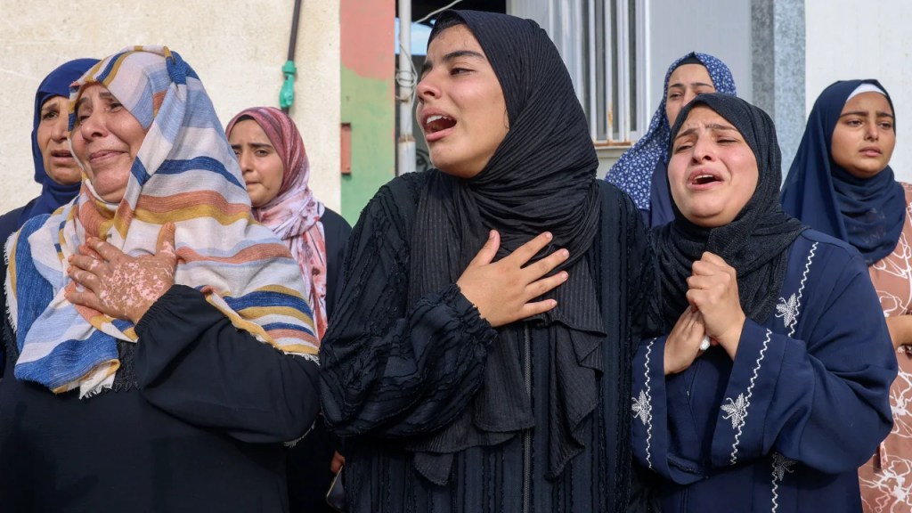 Mujeres lloran durante el funeral de palestinos muertos durante el bombardeo israelí nocturno en el sur de la Franja de Gaza el martes. (Crédito: Said Khatib/AFP via Getty Images)