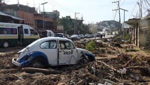 Un VW Beetle entre escombros en el área de la playa luego del paso del huracán Otis en Acapulco, estado de Guerrero, México, el 27 de octubre de 2023. (FRANCISCO ROBLES/AFP via Getty Images)
