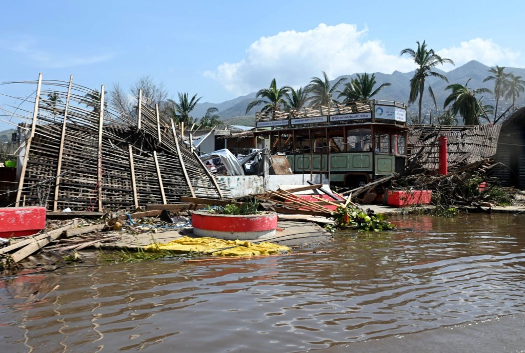 Vista de los daños en la zona de playa tras el paso del huracán Otis en Acapulco, Estado do Guerrero, México, el 27 de octubre de 2023. (FRANCISCO ROBLES/AFP via Getty Images)