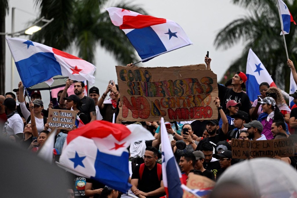 Manifestantes protestan contra el contrato gubernamental con la minera canadiense First Quantum -y su filial Minera Panamá- en Ciudad de Panamá el 26 de octubre de 2023. (LUIS ACOSTA/AFP via Getty Images)