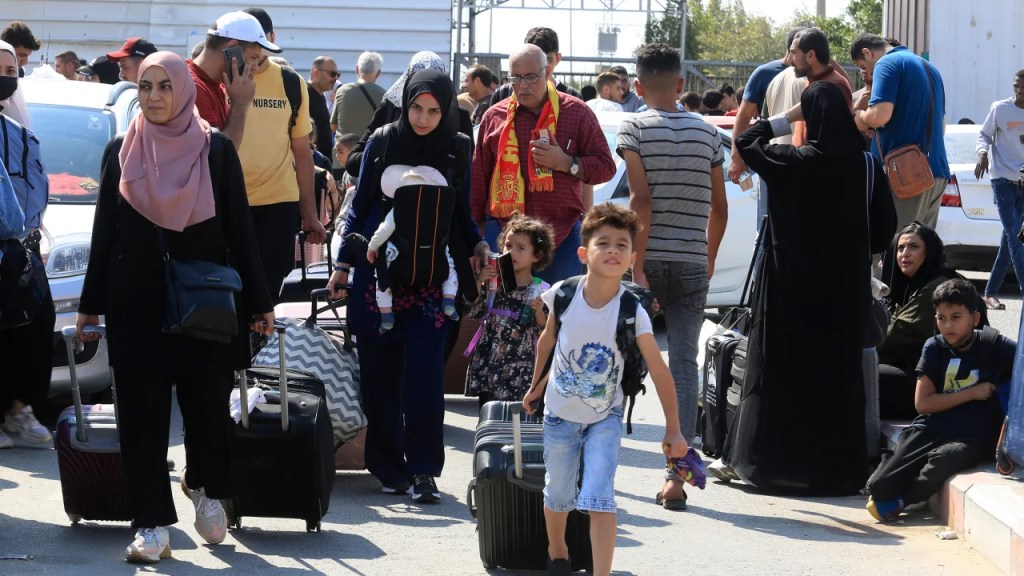 Los palestinos esperan en el cruce fronterizo de Rafah. (Hatem Ali/AP)