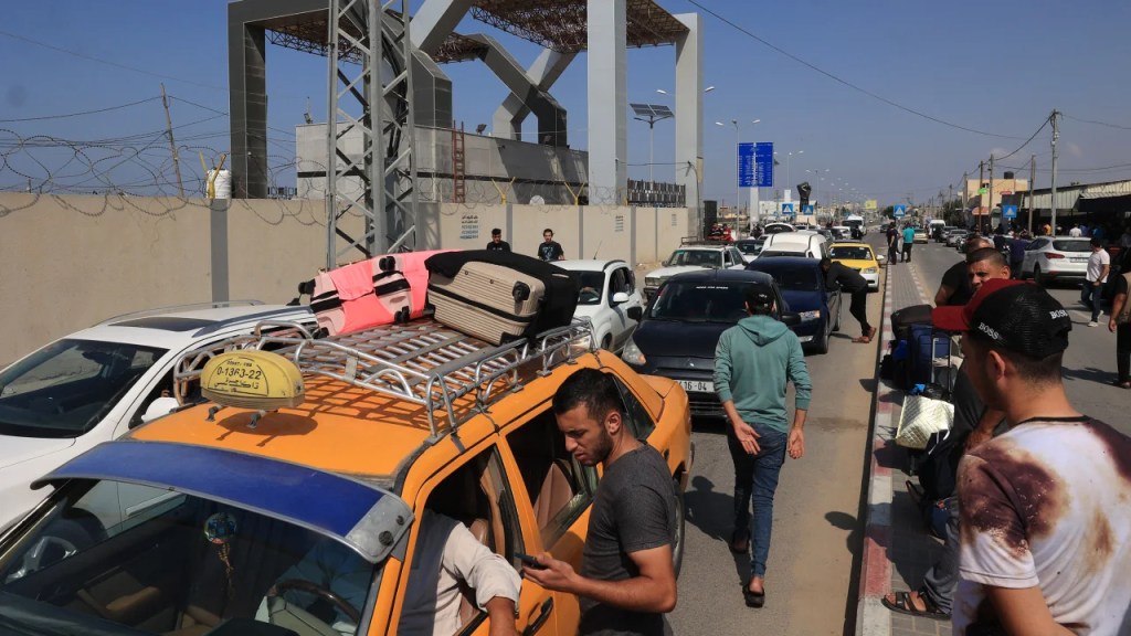 Los palestinos esperan en el cruce fronterizo de Rafah. (Said Khatib/AFP/Getty Images)