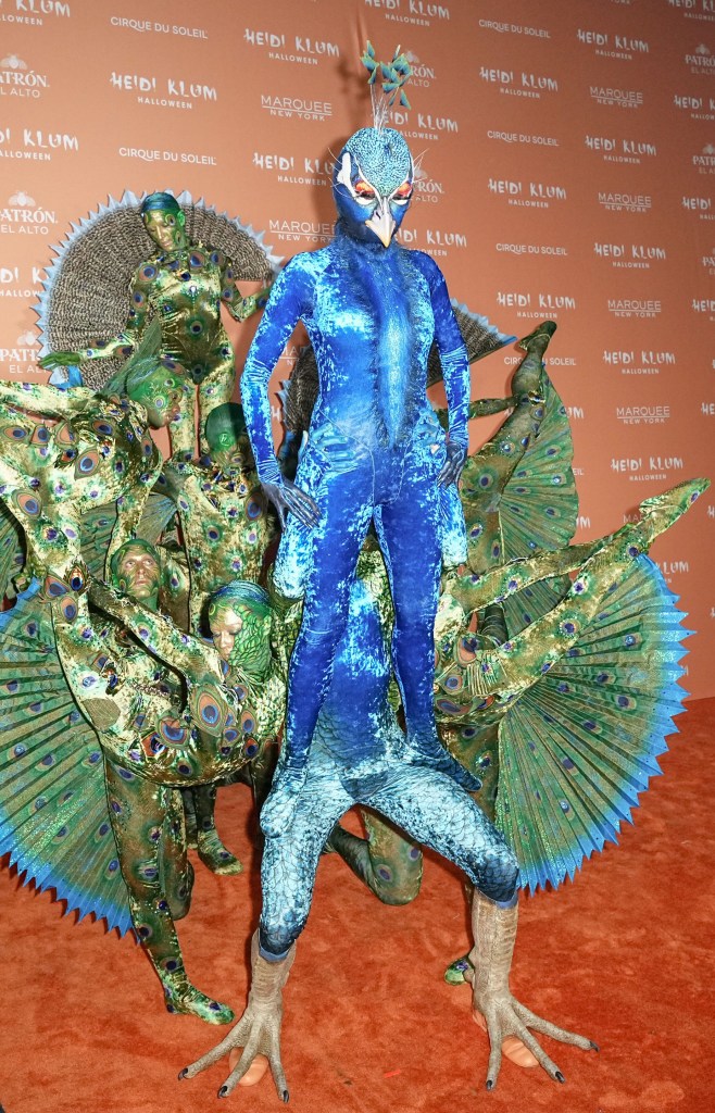 Heidi Klum vestida de pavo real; su disfraz lo completó un equipo de acróbatas que dieron vida a su penacho de plumas. (John Nacion/WWD/Getty Images)