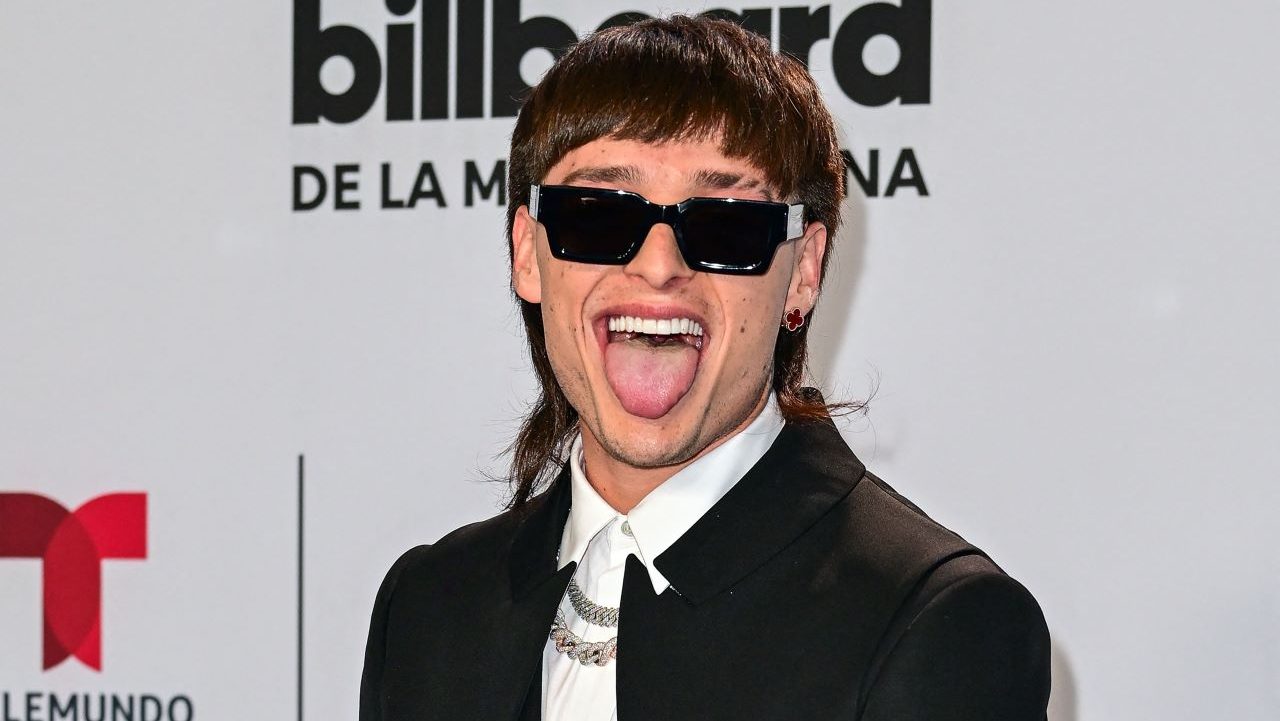 Peso Pluma, Bad Bunny Y Karol G Arrasan En Los Premios Billboard Latin ...