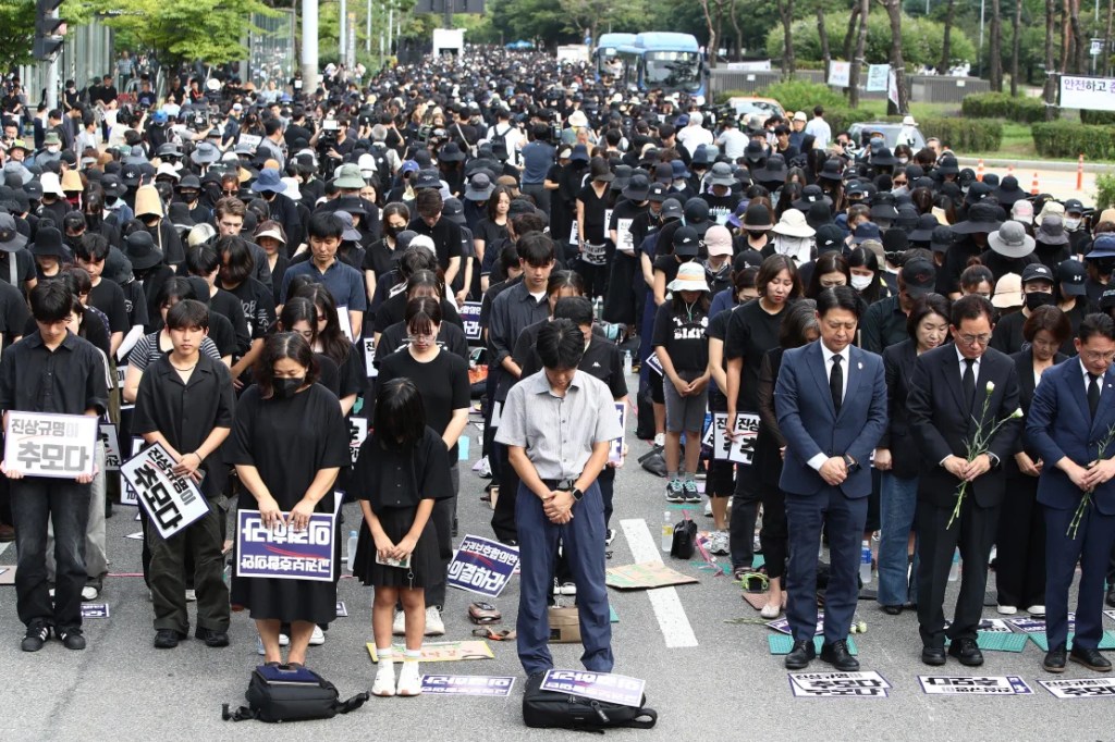 Los docentes surcoreanos se manifiestan frente a la Asamblea Nacional en Seúl el 4 de septiembre. (Chung Sung-Jun/Getty Images)