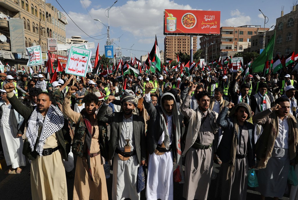Los manifestantes se manifestaron en Saná, Yemen, el viernes para protestar por el ataque de Israel a Gaza.  (Khalid Abdullah/Reuters)