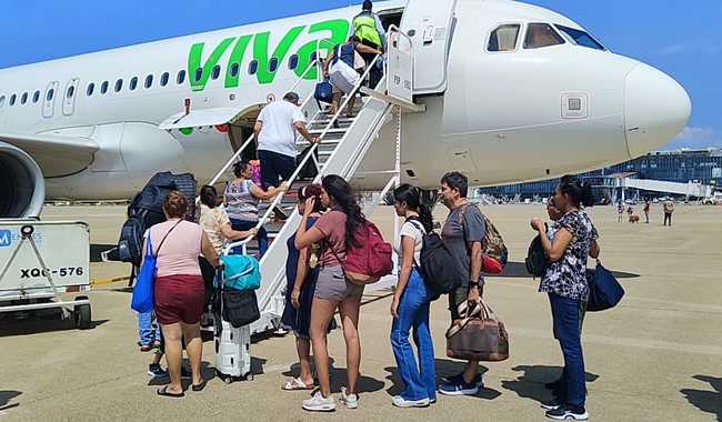 Personas abordan un avión como parte del puente aéreo humanitario Acapulco-Ciudad de México, que transporta a quienes se quedaron varados en el puerto tras el huracán Otis. (Crédito: Secretaría de Comunicaciones y Transportes)