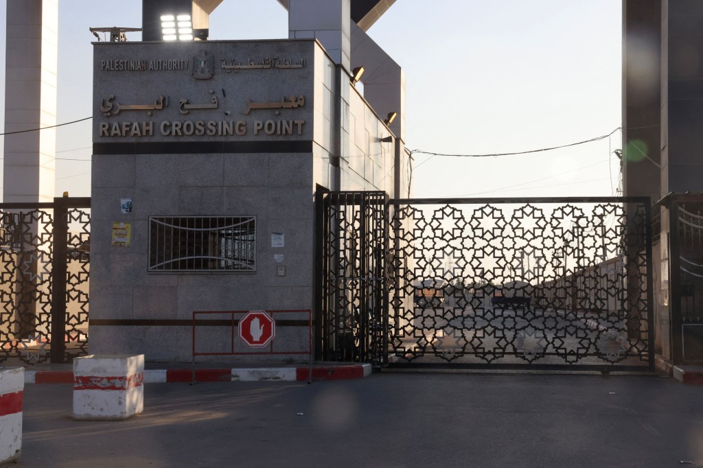 Las puertas cerradas del cruce de Rafah, el cruce fronterizo de Gaza con Egipto, el 10 de octubre de 2023. Said Khatib/AFP/Getty Images