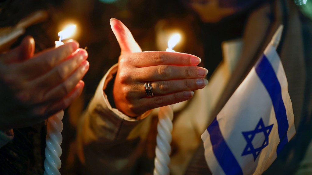 Miembros de la comunidad judía de Glasgow se reúnen en Buchanan Street, donde celebraron una vigilia en memoria de los asesinados en Israel por militantes de Hamas, el 11 de octubre de 2023 en Glasgow, Escocia. (Jeff J. Mitchell/Getty Images)