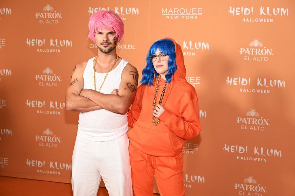 Taylor Lautner y Taylor Dome se vistieron como Timothée Chalamet y Pete Davidson de su sketch "Rap Roundtable" de Saturday Night Live de 2020. Noam Galai/Getty Images