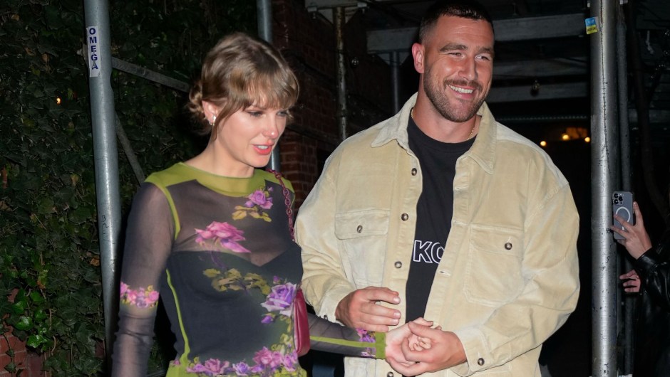 Taylor Swift y Travis Kelce cenan en Waverly Inn el 15 de octubre de 2023 en la ciudad de Nueva York. (Gotham/GC Images/Getty Images)
