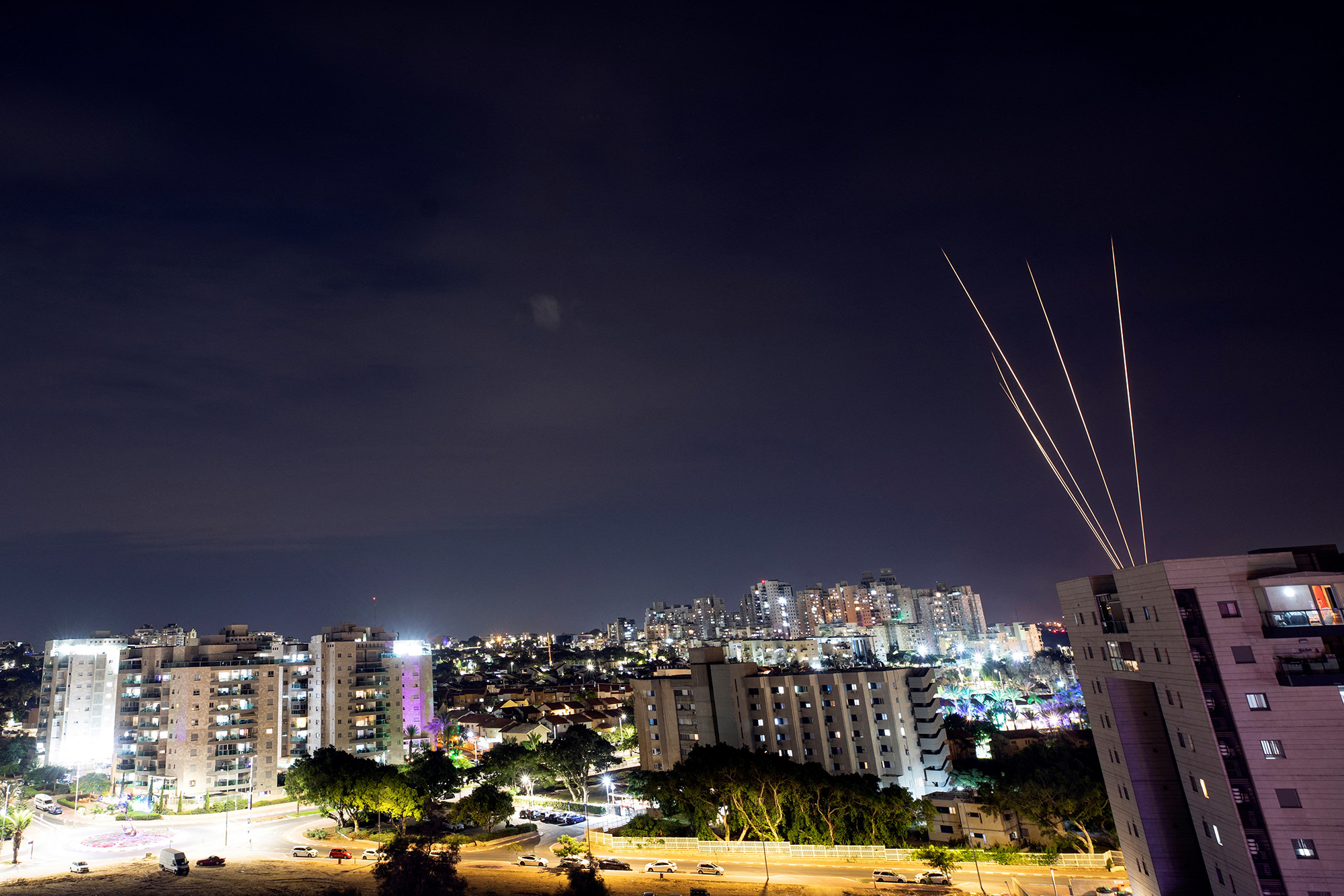 Se disparan cohetes hacia Israel desde el norte de la Franja de Gaza, visto desde Ashkelon, en el sur de Israel, el 7 de octubre. (Amir Cohen/Reuters)
