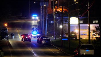 La policía responde a una situación de tirador activo en Lewiston, Maine, el miércoles por la noche. (Robert F. Bukaty/AP)