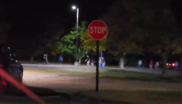 Un video compartido con CNN muestra a personas corriendo afuera del boliche Sparetime Recreation en Lewiston, Maine, donde se registró un tiroteo.