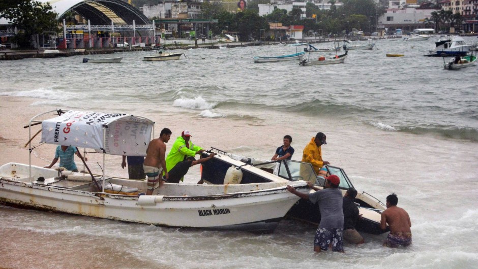 Los pescadores sacan sus botes del mar en anticipación de la llegada de la tormenta tropical Max a Puerto Márquez, estado de Guerrero, México. (Crédito: FRANCISCO ROBLES/AFP vía Getty Images)
