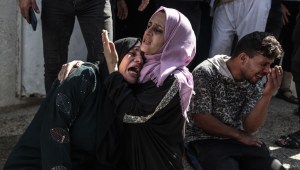 Los familiares de los palestinos asesinados el sábado lloran en la morgue de un hospital de Gaza. (Crédito: Ali Jadallah/Agencia Anadolu/Getty Images)