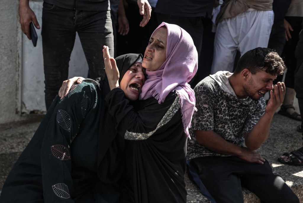 Los familiares de los palestinos asesinados el sábado lloran en la morgue de un hospital de Gaza. (Crédito: Ali Jadallah/Agencia Anadolu/Getty Images)